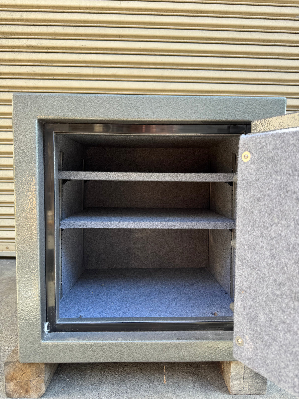 Mesa MBF2020 - California Safe & Lock